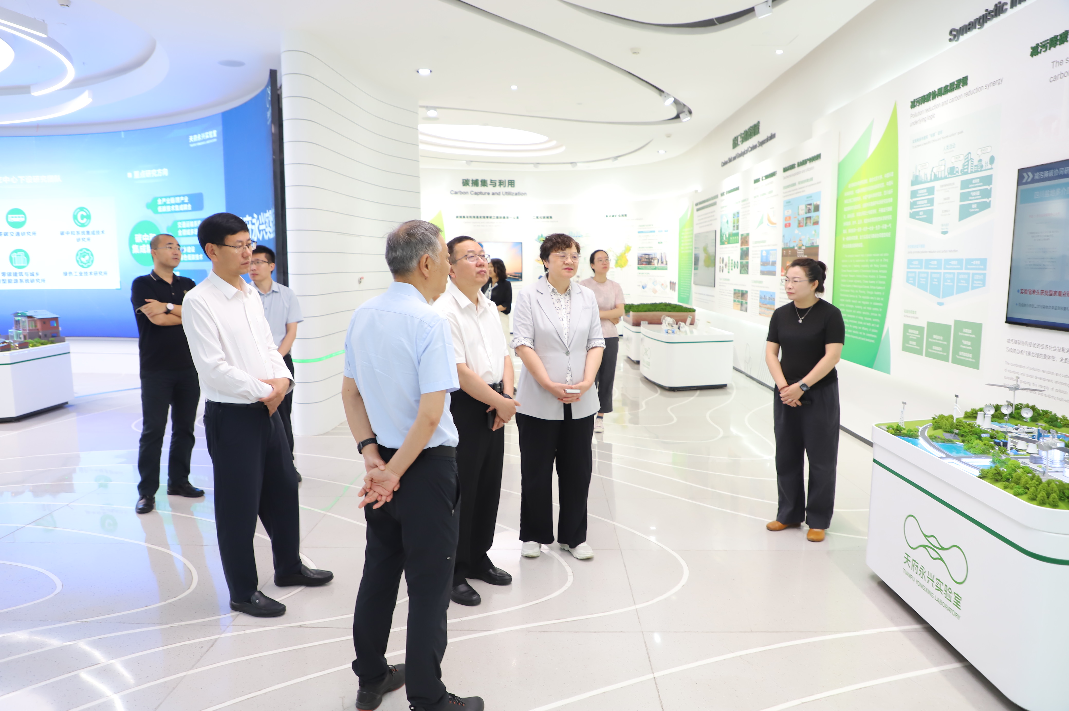 中石化新星新能源公司党委书记范传宏一行到访天府永兴实验室参观交流